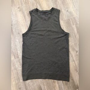 Lululemon men’s breeze by sleeveless Black Shirt size small PTP 16”
